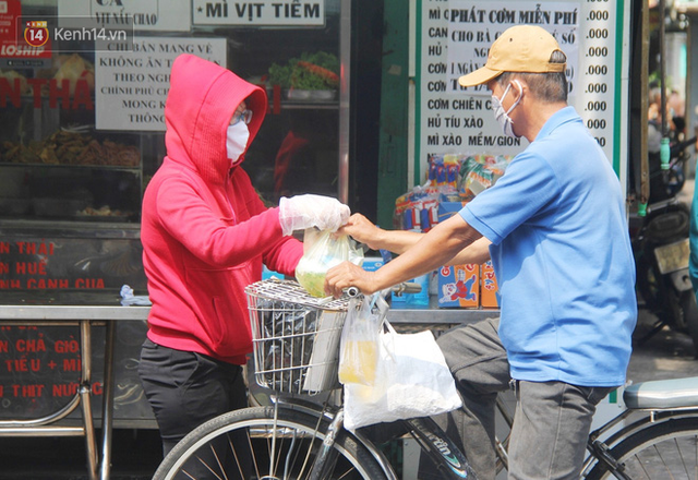 Những người nghèo không cô đơn trong ngày đầu cách ly toàn xã hội: Nơi phát cơm miễn phí, chỗ tặng quà giúp đỡ bà con - Ảnh 4.