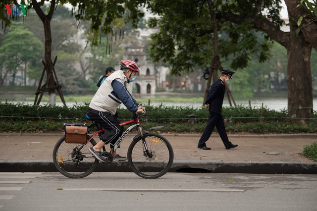 Ngày đầu cách ly toàn xã hội: Người dân Hà Nội vẫn ra đường tập thể dục - Ảnh 5.