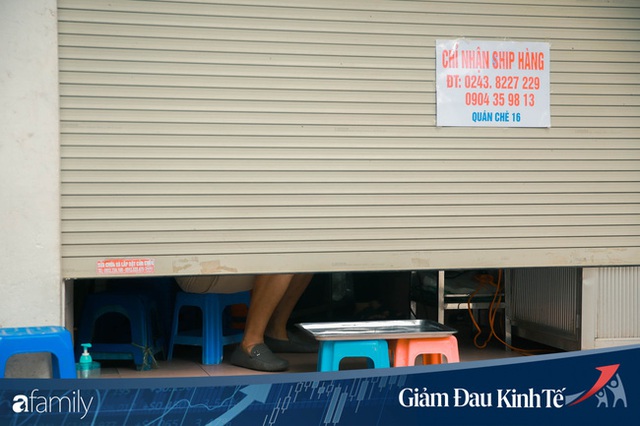 Những hàng ăn nổi tiếng Hà Nội gọi hàng qua khe cửa, chăng dây tạo vùng an toàn, bất cứ ai đặt hàng phải đeo khẩu trang đúng chuẩn - Ảnh 6.
