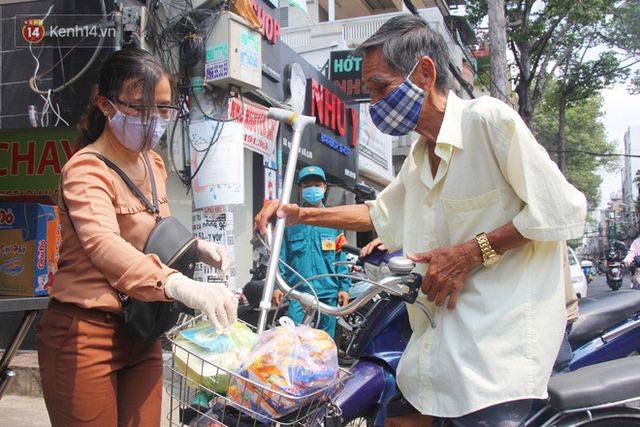 Những người nghèo không cô đơn trong ngày đầu cách ly toàn xã hội: Nơi phát cơm miễn phí, chỗ tặng quà giúp đỡ bà con - Ảnh 8.