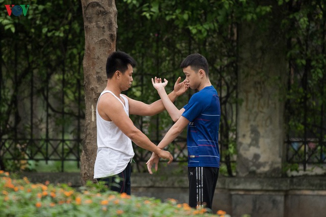 Ngày đầu cách ly toàn xã hội: Người dân Hà Nội vẫn ra đường tập thể dục - Ảnh 9.