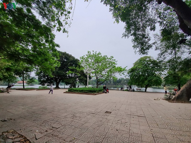 Ngày đầu cách ly toàn xã hội: Người dân Hà Nội vẫn ra đường tập thể dục - Ảnh 10.