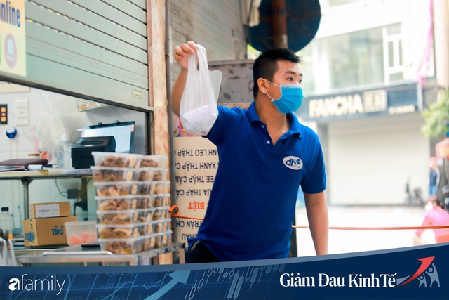 Những hàng ăn nổi tiếng Hà Nội gọi hàng qua khe cửa, chăng dây tạo vùng an toàn, bất cứ ai đặt hàng phải đeo khẩu trang đúng chuẩn - Ảnh 10.