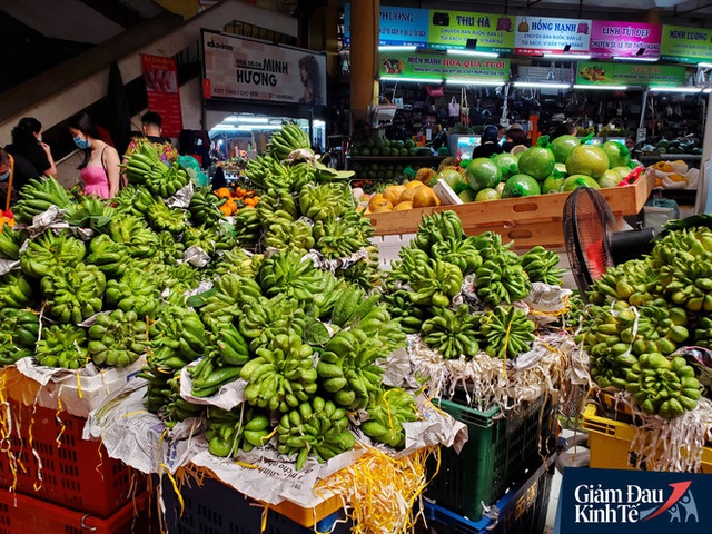 Nhân viên đeo mặt nạ bán hàng, siêu thị hàng hóa ngập kệ trong ngày đầu cách ly xã hội - Ảnh 10.