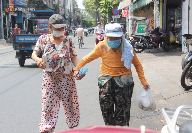 Những người nghèo không cô đơn trong ngày đầu cách ly toàn xã hội: Nơi phát cơm miễn phí, chỗ tặng quà giúp đỡ bà con - Ảnh 10.