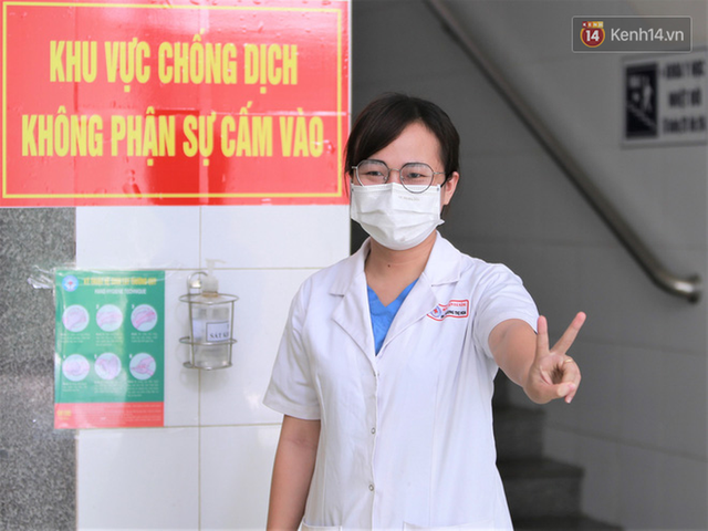 Nụ cười sau lớp khẩu trang của các bác sĩ chữa khỏi 6 ca bệnh Covid-19 ở Đà Nẵng: Tổ quốc gọi, chúng tôi luôn sẵn sàng. Chúng tôi không e sợ! - Ảnh 3.