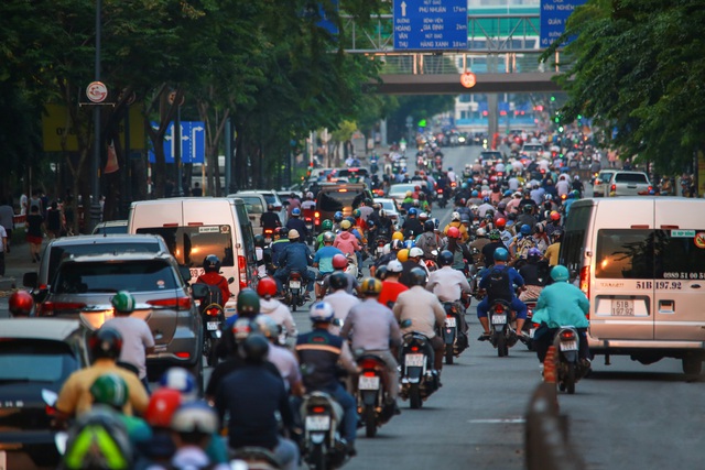  Sài Gòn đông đúc khi sắp kết thúc đợt cách ly toàn xã hội 14 ngày - Ảnh 2.