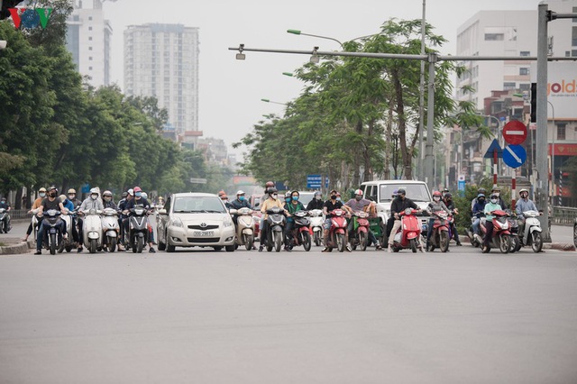 Ngày thứ 11 cách ly xã hội: Nhiều người Hà Nội vẫn chủ quan ngoài đường - Ảnh 1.