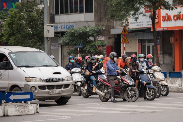 Ngày thứ 11 cách ly xã hội: Nhiều người Hà Nội vẫn chủ quan ngoài đường - Ảnh 2.