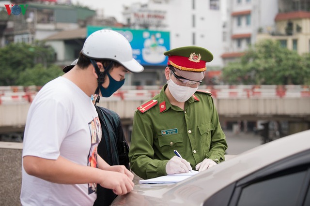 Ngày thứ 11 cách ly xã hội: Nhiều người Hà Nội vẫn chủ quan ngoài đường - Ảnh 12.