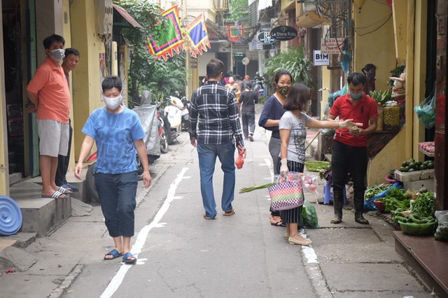 Hà Nội: Lập chốt, kẻ vạch sơn nơi công cộng, siết chặt giãn cách xã hội - Ảnh 13.