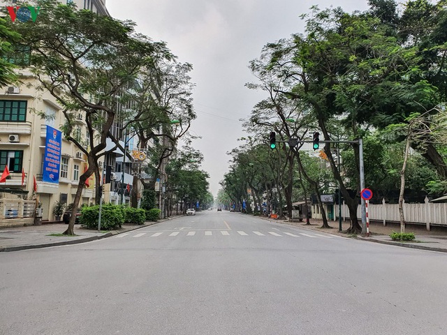 Ngày thứ 11 cách ly xã hội: Nhiều người Hà Nội vẫn chủ quan ngoài đường - Ảnh 16.