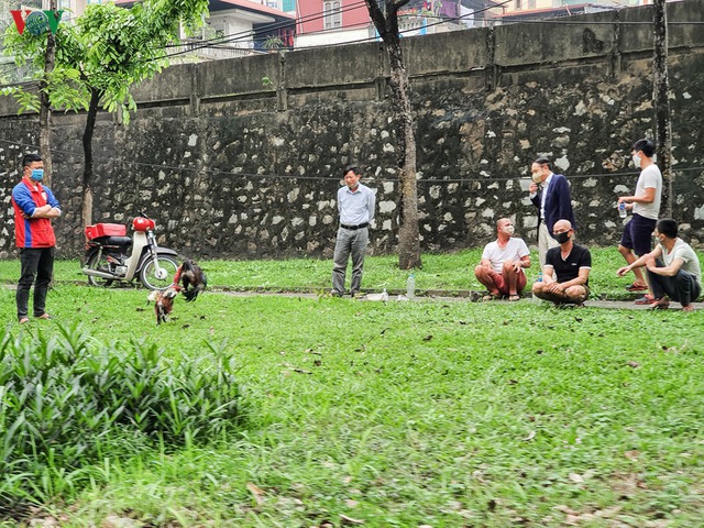 Ngày thứ 11 cách ly xã hội: Nhiều người Hà Nội vẫn chủ quan ngoài đường - Ảnh 17.