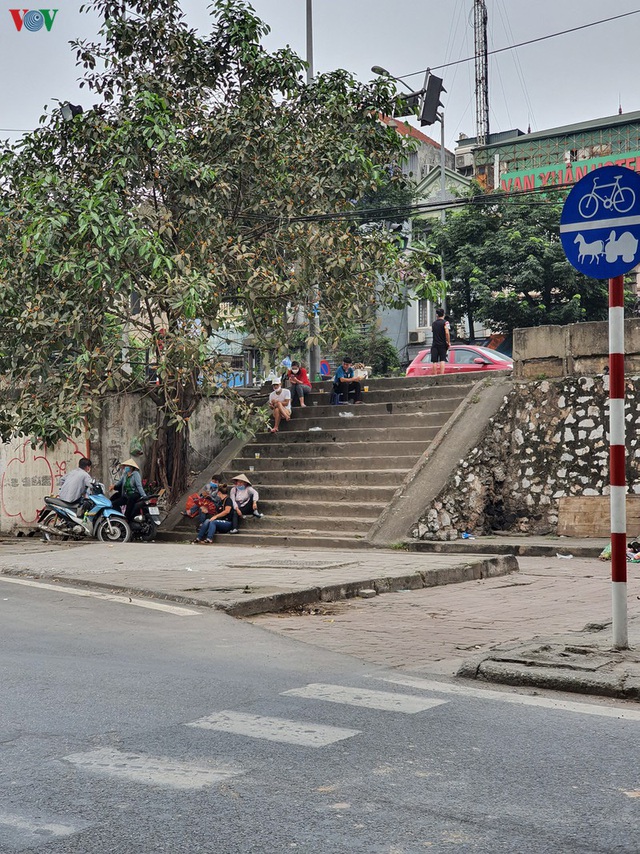 Ngày thứ 11 cách ly xã hội: Nhiều người Hà Nội vẫn chủ quan ngoài đường - Ảnh 18.