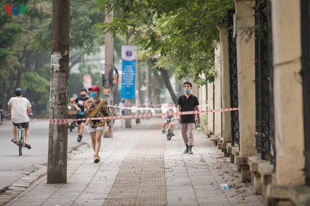 Ngày thứ 11 cách ly xã hội: Nhiều người Hà Nội vẫn chủ quan ngoài đường - Ảnh 20.