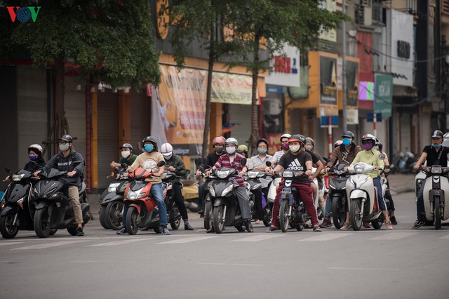 Ngày thứ 11 cách ly xã hội: Nhiều người Hà Nội vẫn chủ quan ngoài đường - Ảnh 3.