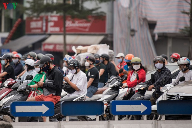 Ngày thứ 11 cách ly xã hội: Nhiều người Hà Nội vẫn chủ quan ngoài đường - Ảnh 4.