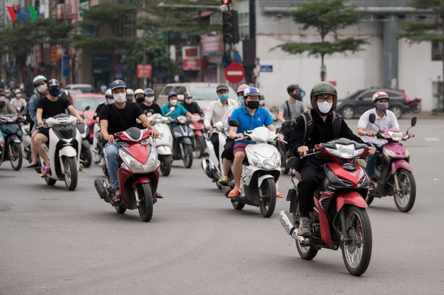 Ngày thứ 11 cách ly xã hội: Nhiều người Hà Nội vẫn chủ quan ngoài đường - Ảnh 5.