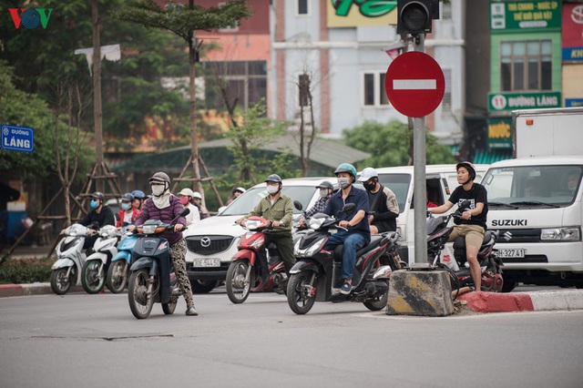 Ngày thứ 11 cách ly xã hội: Nhiều người Hà Nội vẫn chủ quan ngoài đường - Ảnh 6.