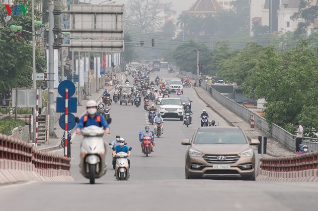 Ngày thứ 11 cách ly xã hội: Nhiều người Hà Nội vẫn chủ quan ngoài đường - Ảnh 7.