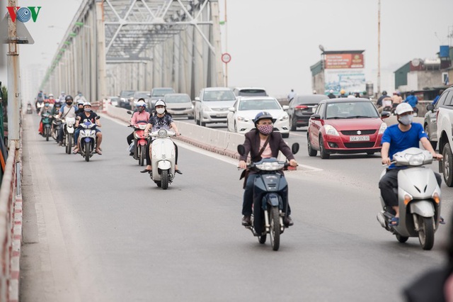 Ngày thứ 11 cách ly xã hội: Nhiều người Hà Nội vẫn chủ quan ngoài đường - Ảnh 8.
