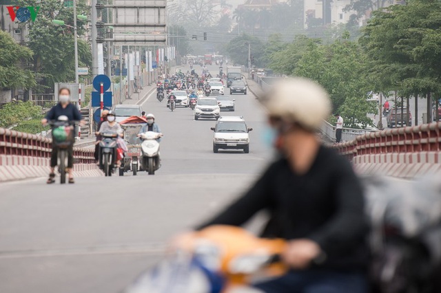 Ngày thứ 11 cách ly xã hội: Nhiều người Hà Nội vẫn chủ quan ngoài đường - Ảnh 9.