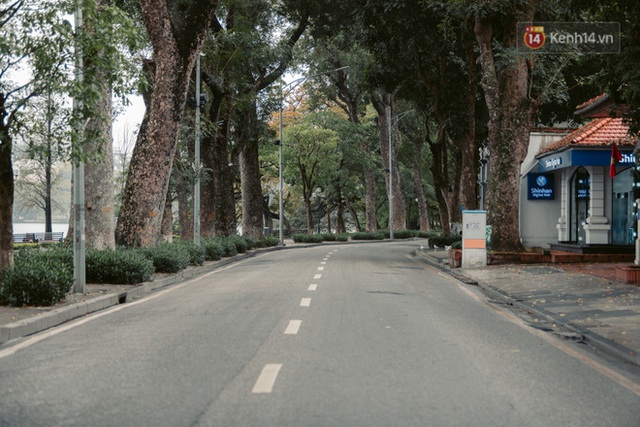 Chùm ảnh: Hà Nội đón mưa dày hạt do không khí lạnh, đường phố càng thêm vắng vẻ giữa những ngày cách ly xã hội - Ảnh 2.