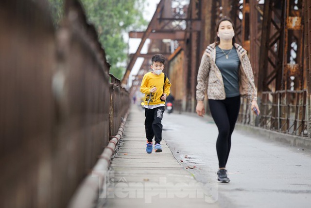 Nườm nượp người tập thể dục trên cầu Long Biên chiều cuối tuần - Ảnh 1.
