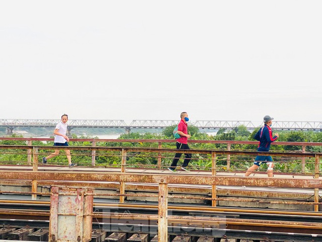 Nườm nượp người tập thể dục trên cầu Long Biên chiều cuối tuần - Ảnh 2.