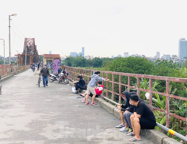 Nườm nượp người tập thể dục trên cầu Long Biên chiều cuối tuần - Ảnh 11.