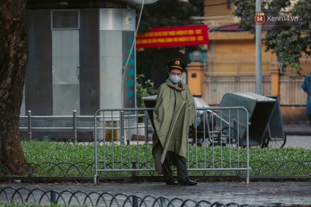 Chùm ảnh: Hà Nội đón mưa dày hạt do không khí lạnh, đường phố càng thêm vắng vẻ giữa những ngày cách ly xã hội - Ảnh 12.
