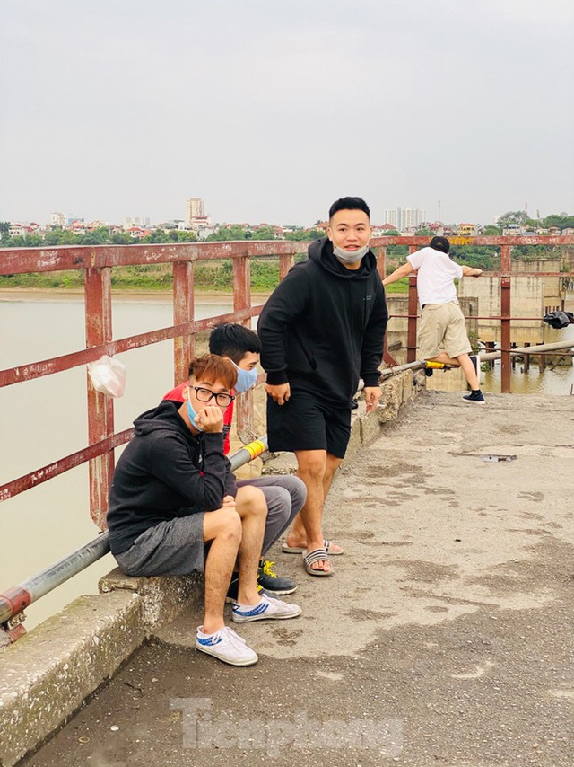 Nườm nượp người tập thể dục trên cầu Long Biên chiều cuối tuần - Ảnh 12.