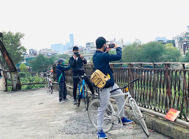 Nườm nượp người tập thể dục trên cầu Long Biên chiều cuối tuần - Ảnh 13.