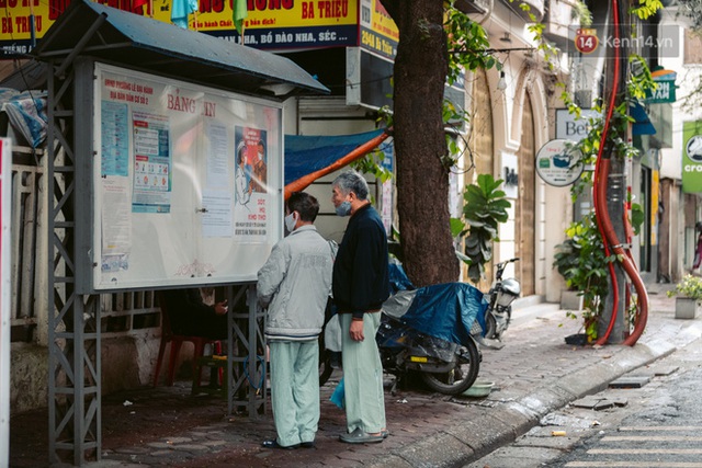 Chùm ảnh: Hà Nội đón mưa dày hạt do không khí lạnh, đường phố càng thêm vắng vẻ giữa những ngày cách ly xã hội - Ảnh 16.