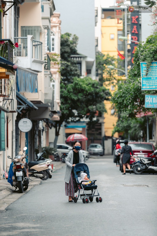 Chùm ảnh: Hà Nội đón mưa dày hạt do không khí lạnh, đường phố càng thêm vắng vẻ giữa những ngày cách ly xã hội - Ảnh 17.