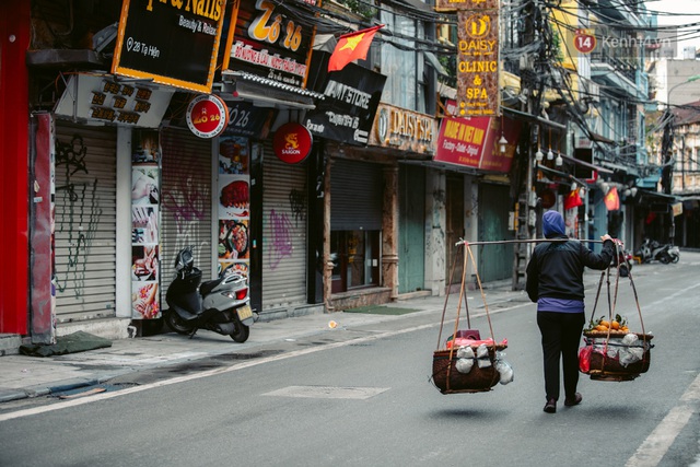Chùm ảnh: Hà Nội đón mưa dày hạt do không khí lạnh, đường phố càng thêm vắng vẻ giữa những ngày cách ly xã hội - Ảnh 19.