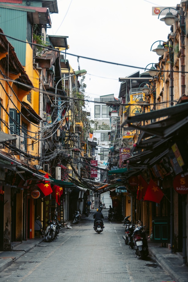 Chùm ảnh: Hà Nội đón mưa dày hạt do không khí lạnh, đường phố càng thêm vắng vẻ giữa những ngày cách ly xã hội - Ảnh 20.