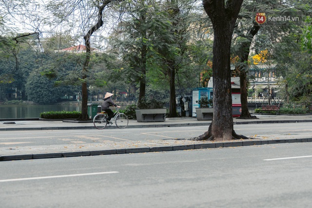 Chùm ảnh: Hà Nội đón mưa dày hạt do không khí lạnh, đường phố càng thêm vắng vẻ giữa những ngày cách ly xã hội - Ảnh 3.