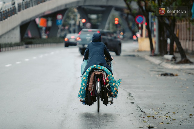 Chùm ảnh: Hà Nội đón mưa dày hạt do không khí lạnh, đường phố càng thêm vắng vẻ giữa những ngày cách ly xã hội - Ảnh 24.
