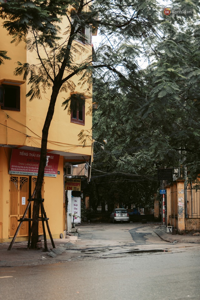 Chùm ảnh: Hà Nội đón mưa dày hạt do không khí lạnh, đường phố càng thêm vắng vẻ giữa những ngày cách ly xã hội - Ảnh 25.