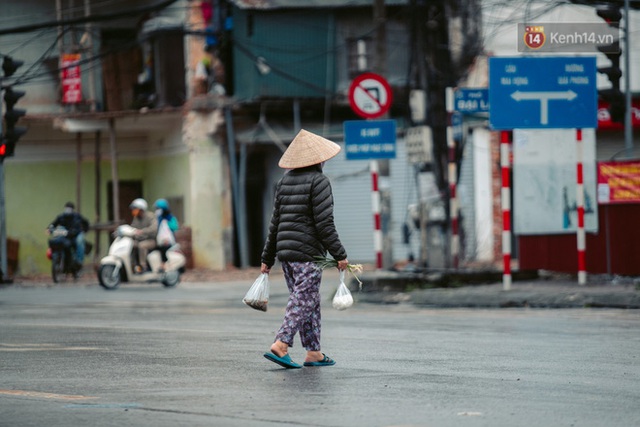 Chùm ảnh: Hà Nội đón mưa dày hạt do không khí lạnh, đường phố càng thêm vắng vẻ giữa những ngày cách ly xã hội - Ảnh 26.
