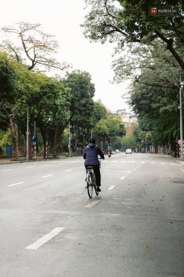 Chùm ảnh: Hà Nội đón mưa dày hạt do không khí lạnh, đường phố càng thêm vắng vẻ giữa những ngày cách ly xã hội - Ảnh 4.