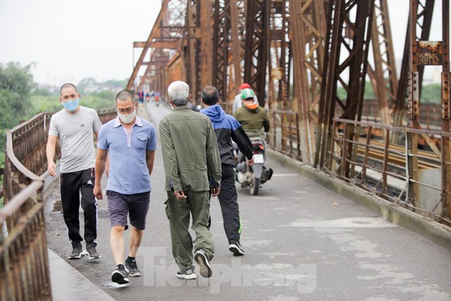 Nườm nượp người tập thể dục trên cầu Long Biên chiều cuối tuần - Ảnh 4.