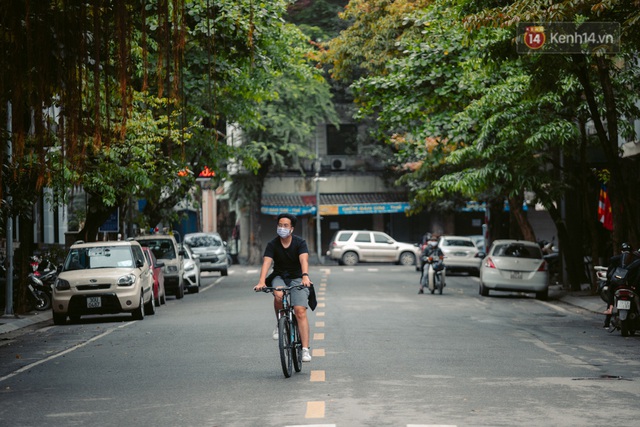 Chùm ảnh: Hà Nội đón mưa dày hạt do không khí lạnh, đường phố càng thêm vắng vẻ giữa những ngày cách ly xã hội - Ảnh 5.