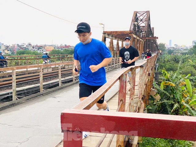Nườm nượp người tập thể dục trên cầu Long Biên chiều cuối tuần - Ảnh 5.