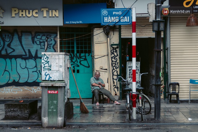 Chùm ảnh: Hà Nội đón mưa dày hạt do không khí lạnh, đường phố càng thêm vắng vẻ giữa những ngày cách ly xã hội - Ảnh 6.