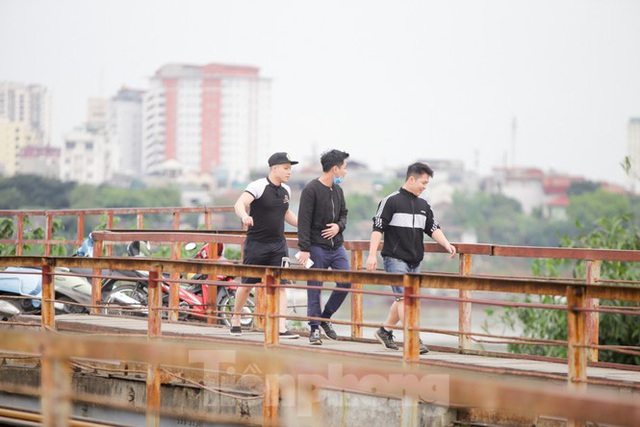 Nườm nượp người tập thể dục trên cầu Long Biên chiều cuối tuần - Ảnh 6.