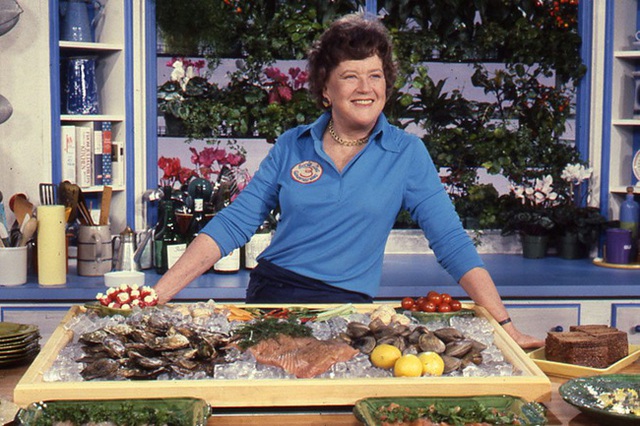 Julia Child: Bà nội trợ trở thành nữ hoàng ẩm thực thế giới bằng niềm đam mê mãnh liệt khiến đấng mày râu cũng phải nể phục - Ảnh 7.