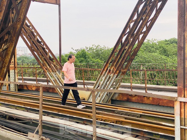 Nườm nượp người tập thể dục trên cầu Long Biên chiều cuối tuần - Ảnh 7.