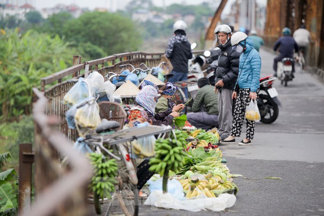 Nườm nượp người tập thể dục trên cầu Long Biên chiều cuối tuần - Ảnh 8.